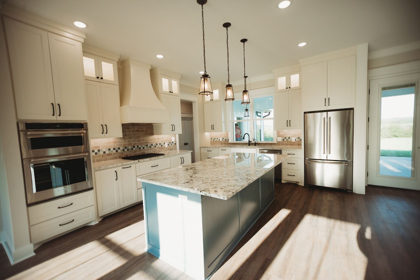 tile backsplash in the kitchen 